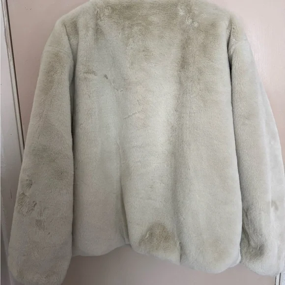 NIKE Women's and Men’s White and Black Faux Fur Jacket - Picture 4 of 5